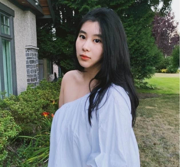 杨子18岁女儿近照曝光,晒豪车钥匙被指炫富,价位限制了想象