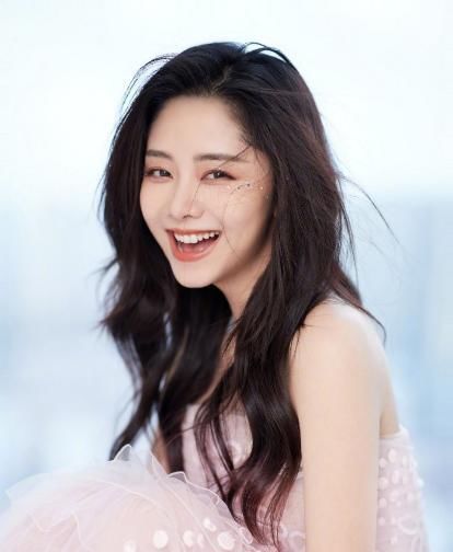 金鹰红毯女明星比美，谭松韵妆容精致，却被曝穿3年前过季礼服？