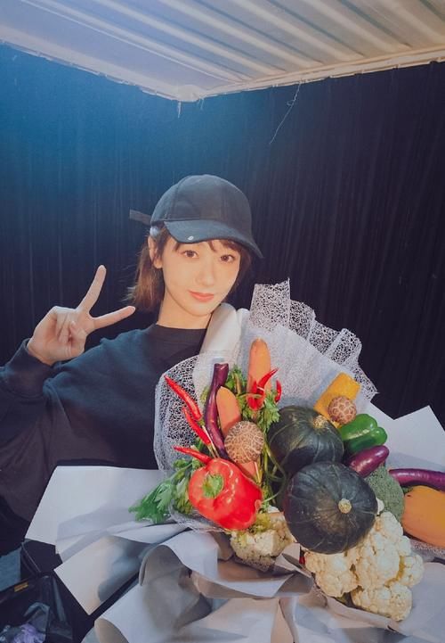 杨紫发文：收到一束花，是炖比较好还是煮比较好。看到配图才明白她的意思