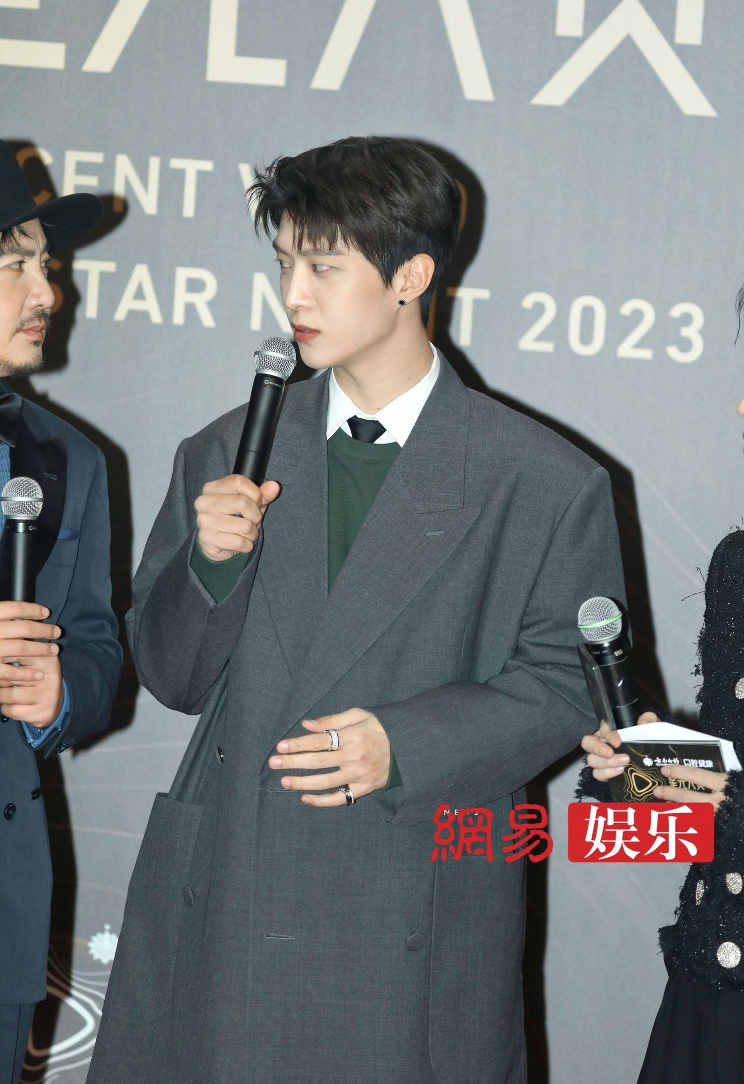 231219 范丞丞红毯生图犹如贵族公子,星光大赏耀眼夺目 - 360娱乐,你开心就好