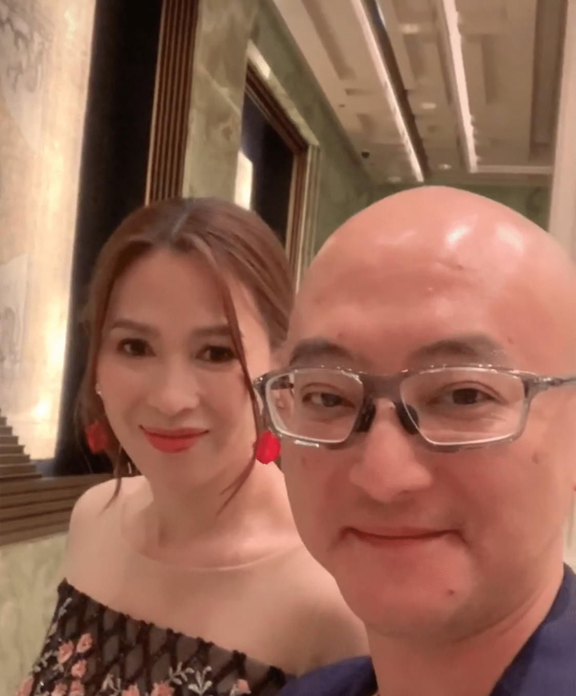 50岁梁琤罕现身，一袭长裙冻龄似少女，当年出道与朱茵属同级美女