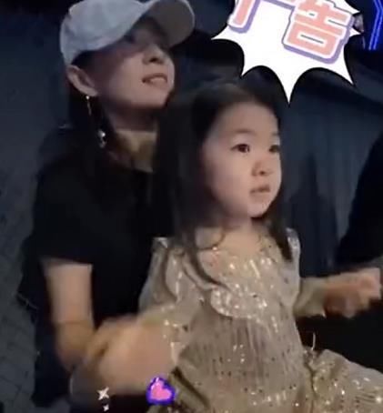 章子怡带醒醒探班汪峰，手上硕大钻戒醒目，女儿长得像极了汪峰