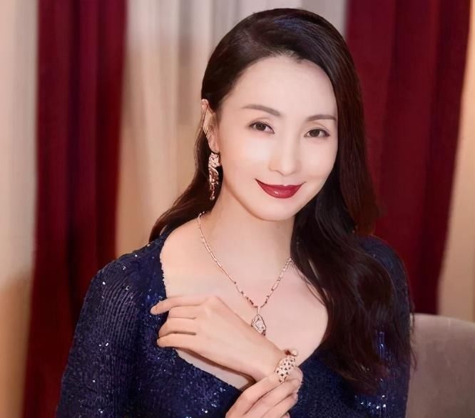 咏梅和陶虹罕见同框，一个自然衰老一个积极抗老，如今容貌大不同