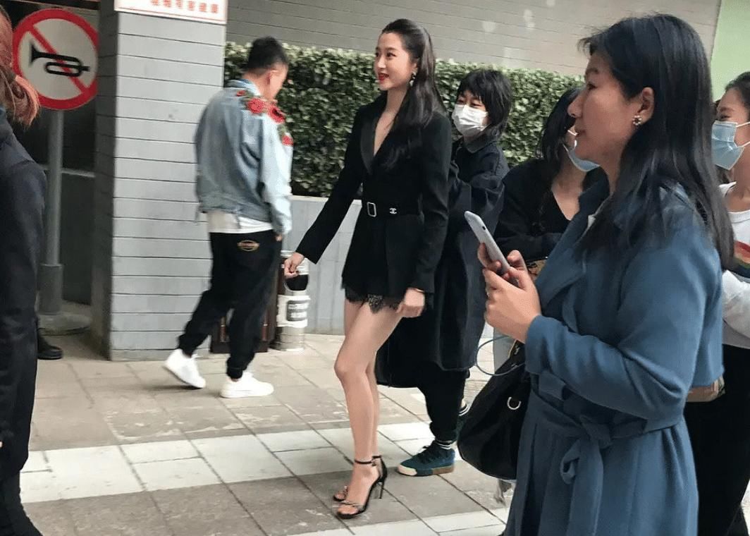 23岁关晓彤出席线下活动，肩膀太壮被吐槽，看到这腿我没眼花吧