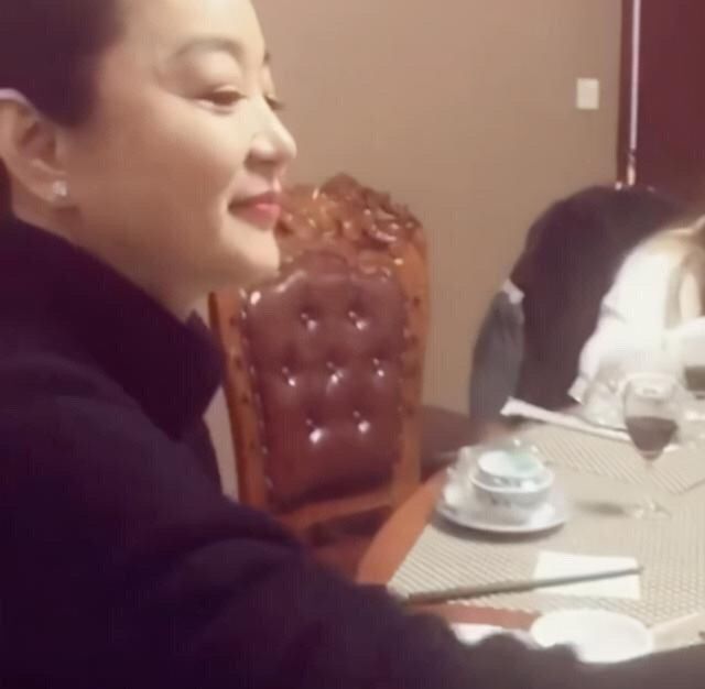 66岁林青霞真是优雅老去!素颜怼脸下肌肤白皙,扎丸子头美到爆