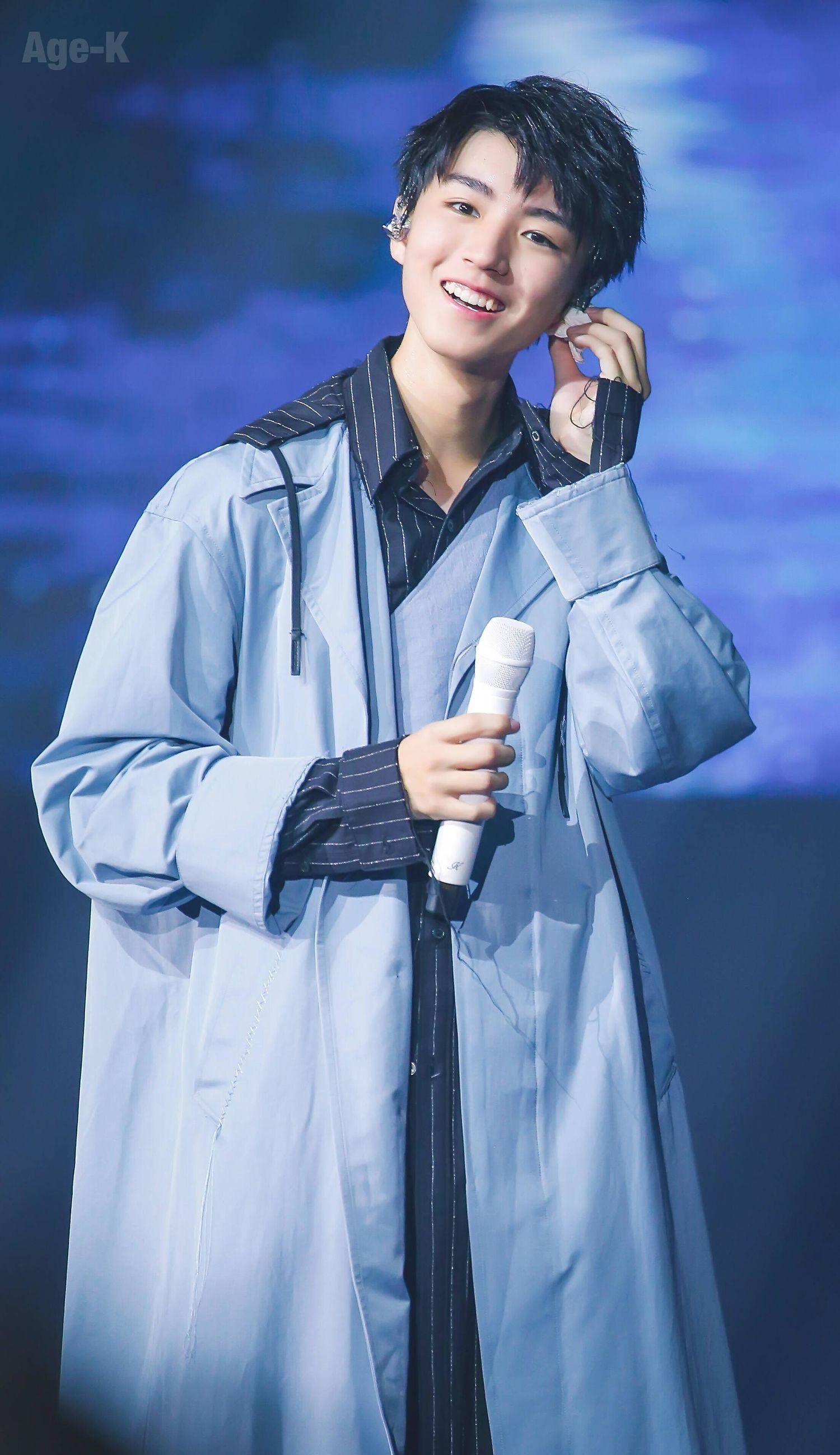 240208 蓝莓蛋糕日,追光少年王俊凯的温暖庆生会!