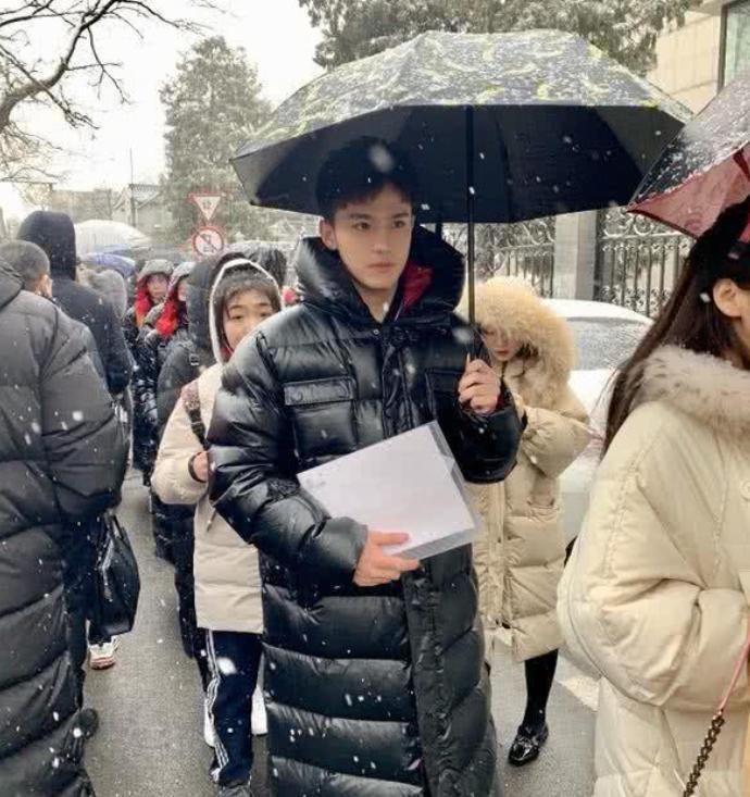 中戏艺考羽绒服小哥哥，颜值帅出了新高度，后面姑娘请冷静点