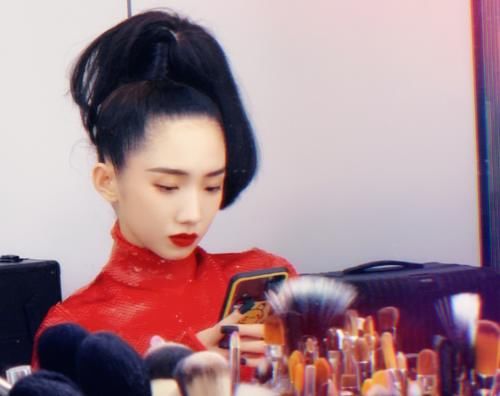 C位出道如今却惨成垫底，孟美岐商务这么虐，粉丝在拽什么？