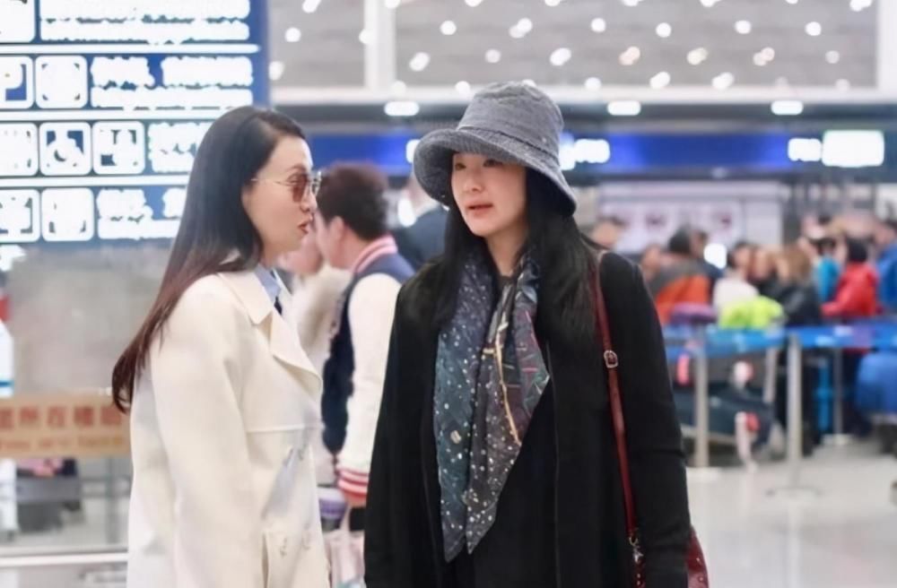 咏梅和陶虹罕见同框，一个自然衰老一个积极抗老，如今容貌大不同