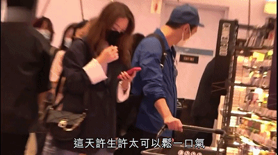 郑秀文许志安经历伤痛后更恩爱，甜蜜挽手逛超市，助男方走出爱犬离世阴霾