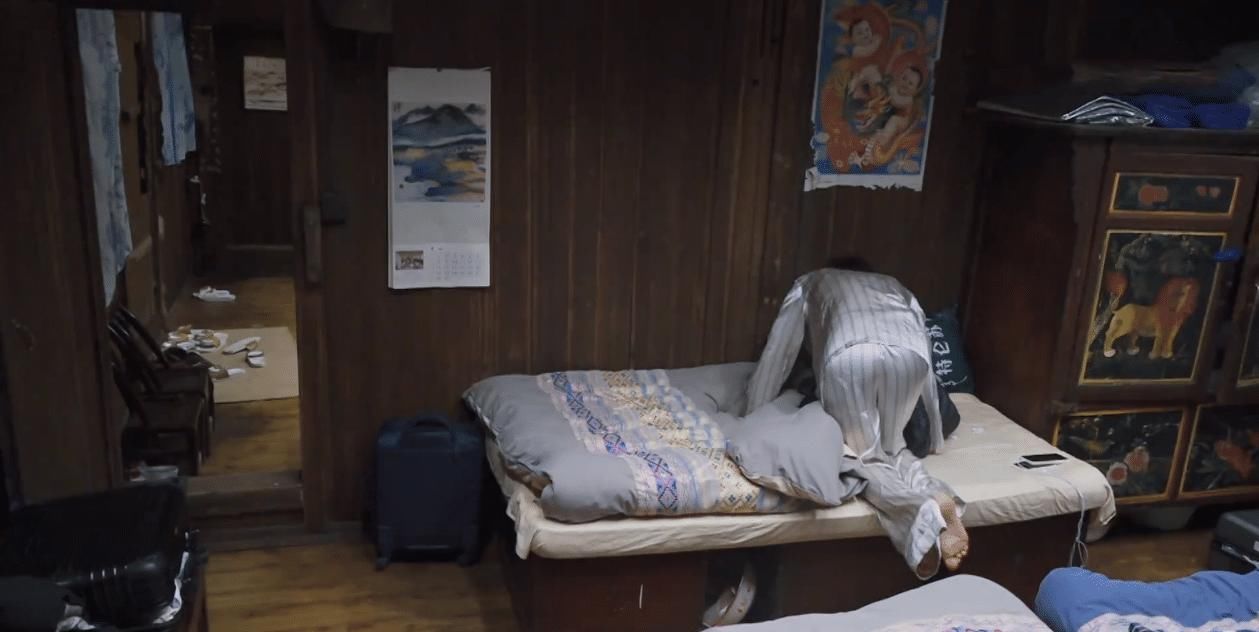 张艺兴调侃杨紫饭量大犁地只赚了88元因腰疼提前休息蜷缩倒在床上