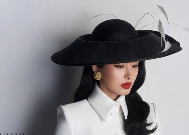 杨采钰真敢穿!一袭黑色礼服裙开叉到肚脐,性感红唇太风情万种!