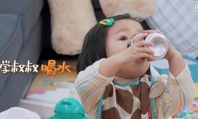 1岁gabby喝郑恺的啤酒，王祖蓝：郑恺你喜欢儿子还是女儿？