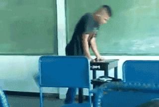 中戏艺考羽绒服小哥哥，颜值帅出了新高度，后面姑娘请冷静点