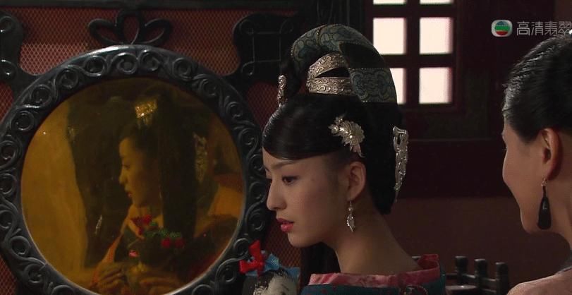 古装美人照镜子盘点，佟丽娅好似镜中仙，迪丽热巴不愧是盛世美颜