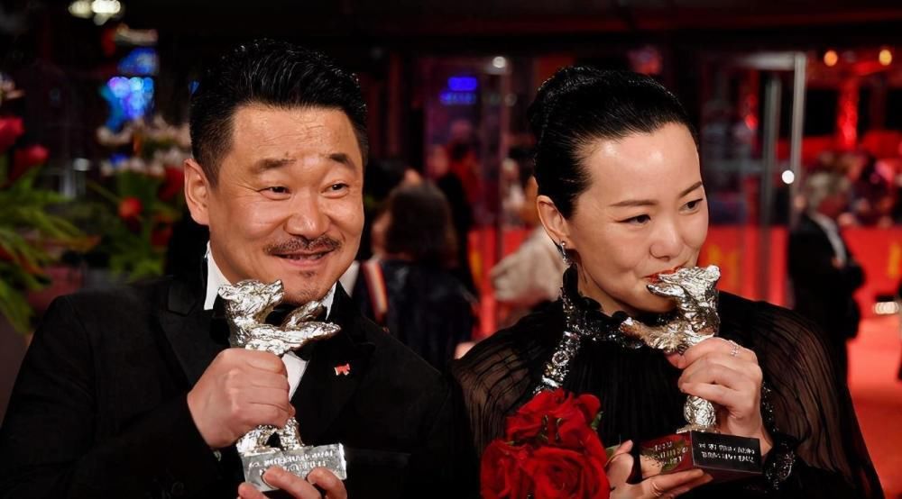 咏梅和陶虹罕见同框，一个自然衰老一个积极抗老，如今容貌大不同