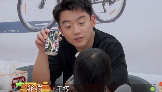 1岁gabby喝郑恺的啤酒，王祖蓝：郑恺你喜欢儿子还是女儿？