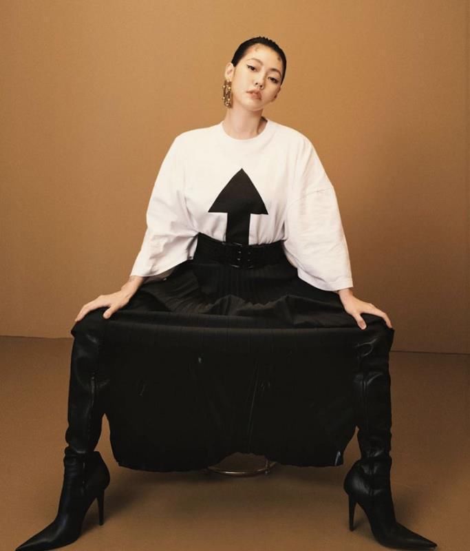 小S携大女儿登封，母女神态高冷似姐妹，被调侃摇钱树养成记