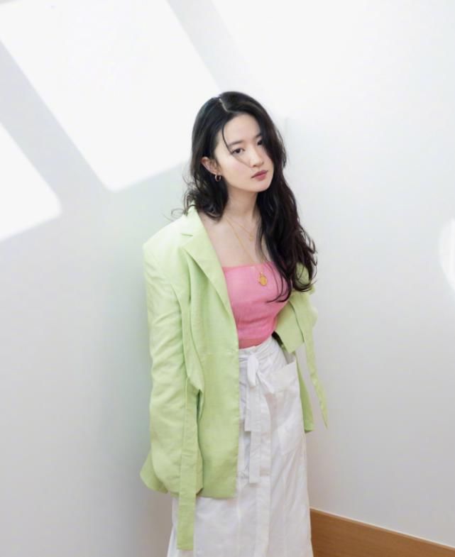 刘亦菲不愧是神仙姐姐,穿土掉渣的红配绿造型,却意外凹出高级感