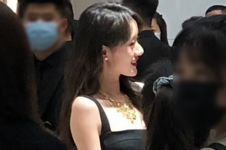 袁冰妍亮相活动，离开美颜特效后，这生图状态我没看错吧