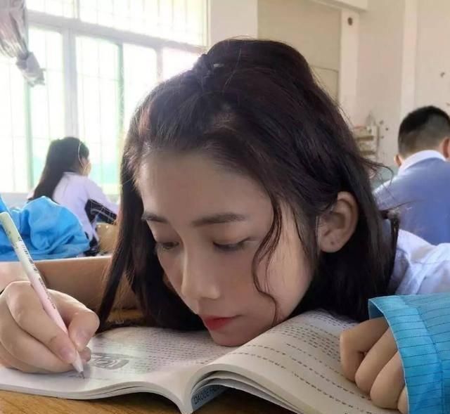女儿越长越好看，全家人也越来越心烦：总有男孩围着她打转