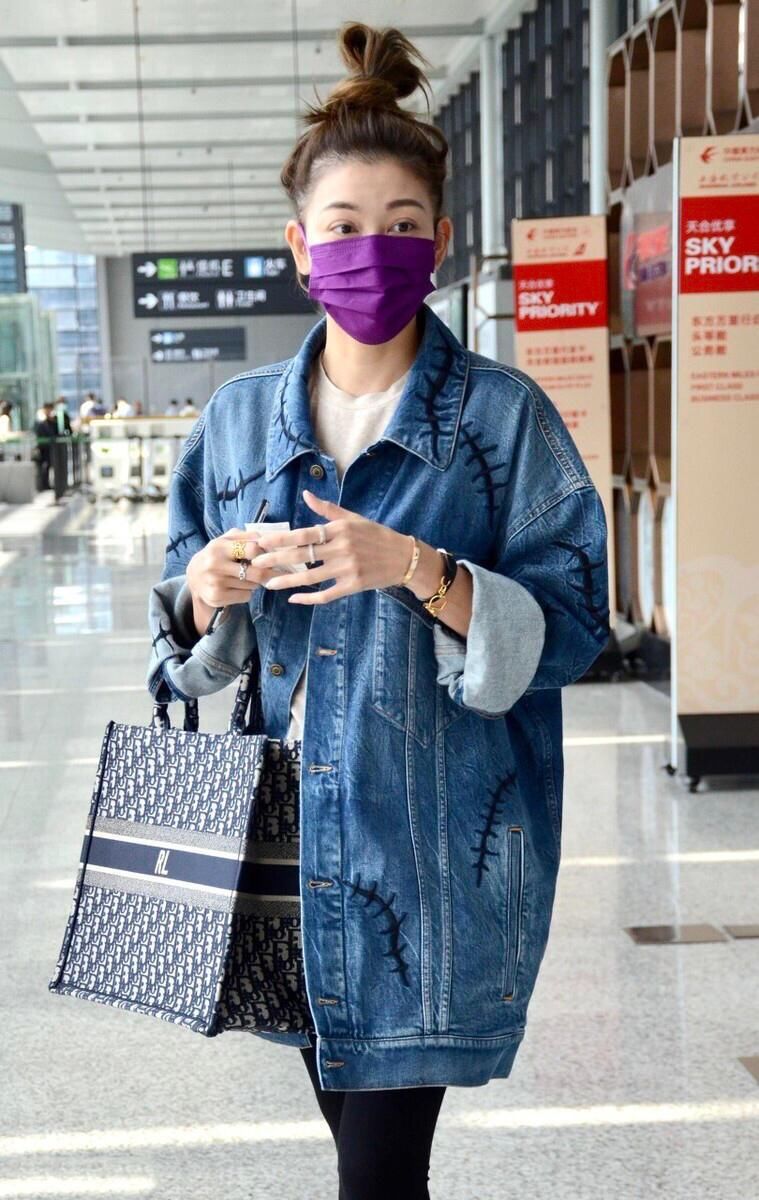 李彩桦彻底时髦了一回，长款牛仔外套配打底裤，高高丸子头太吸睛