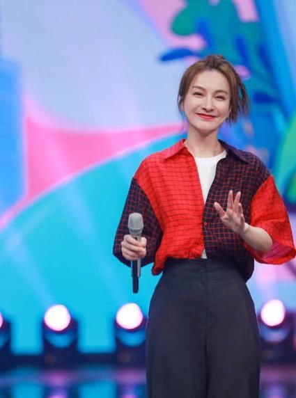 路人镜头下吴昕生图惊艳，状态好似少女，侧脸线条优越