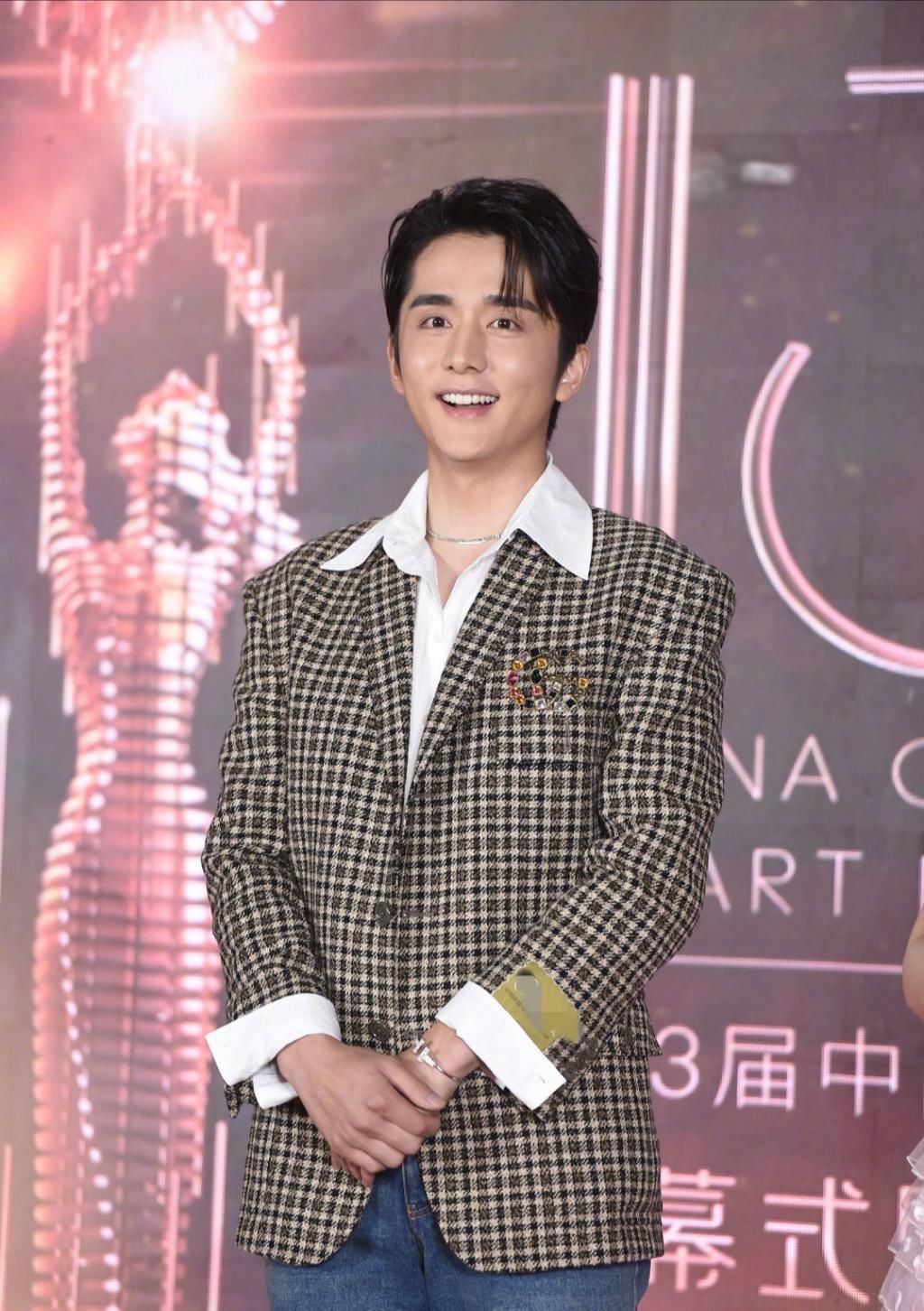 众星亮相金鹰节:宋茜出场方式好特别,谭松韵3兄妹生图太耐看