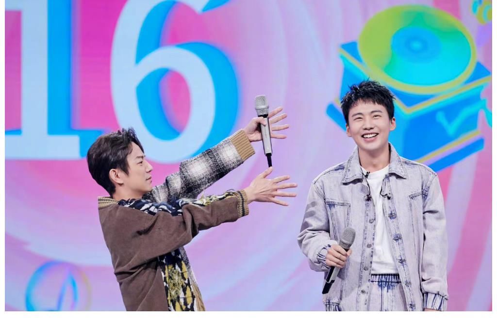 郭麒麟亲秦霄贤轮番上阵 领跑全场