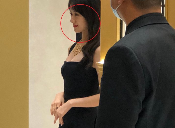 袁冰妍亮相活动，离开美颜特效后，这生图状态我没看错吧