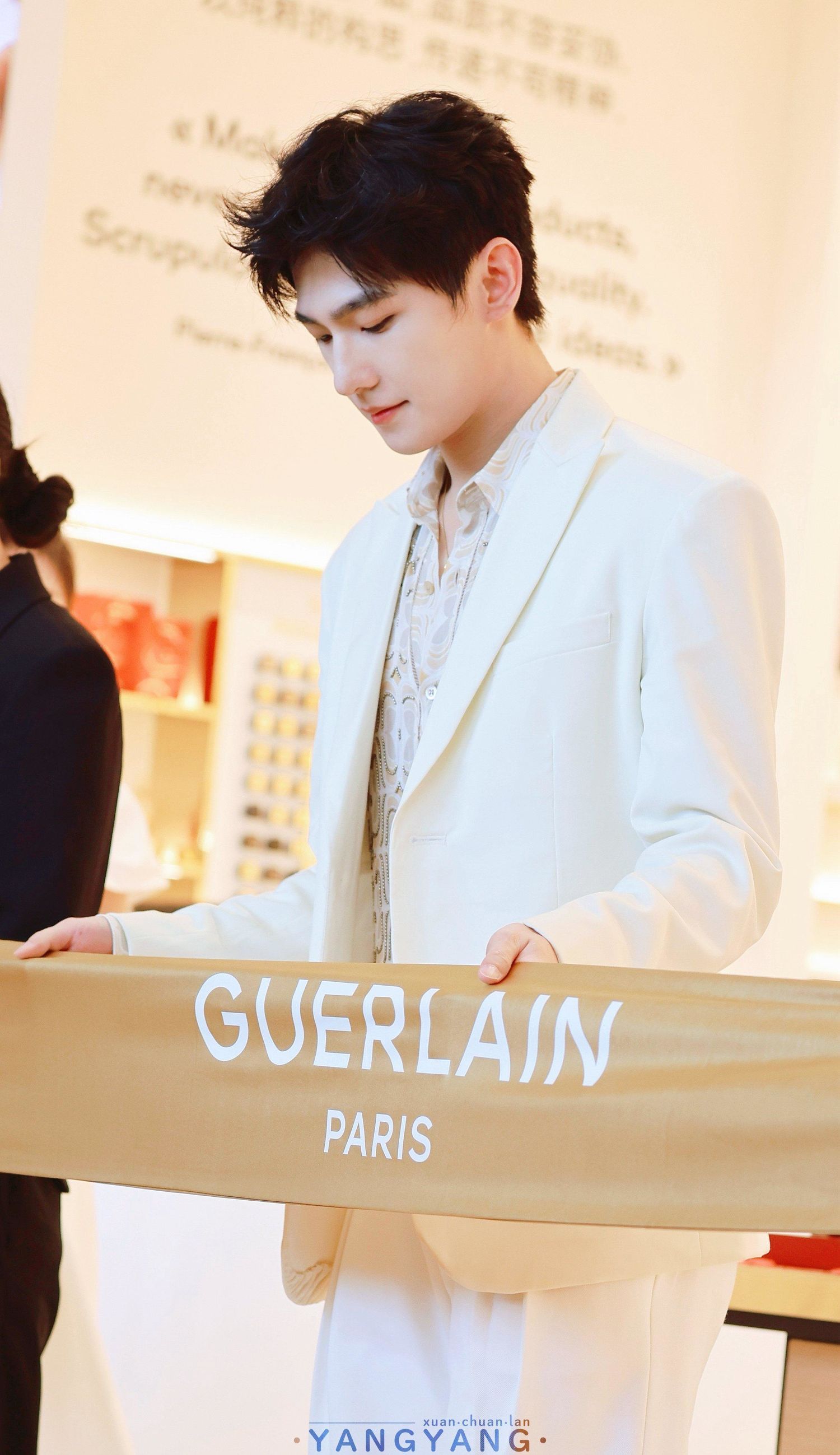 240124 杨洋荣耀出任法国娇兰全球代言人,粉丝热情不减!