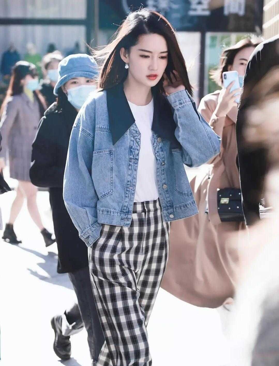 李彩桦彻底时髦了一回，长款牛仔外套配打底裤，高高丸子头太吸睛