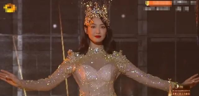 宋茜成最壮金鹰女神？穿金色战袍戴王冠从天而降超惊艳，就是腰粗