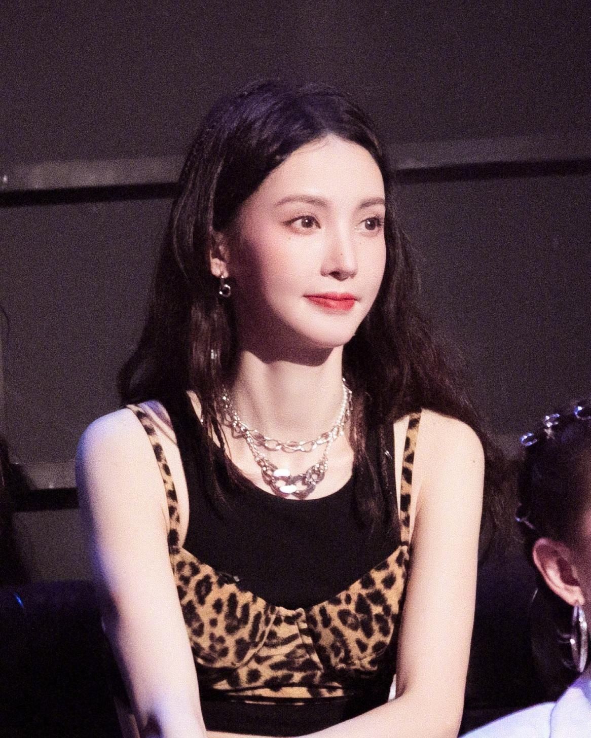 一张有趣的照片：第一眼是金晨，打开是baby