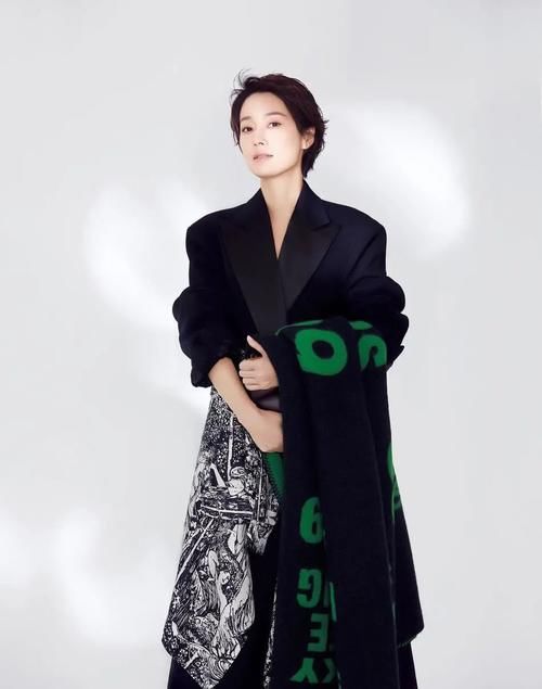 马伊琍赢得漂亮，穿格纹套装撞衫古力娜扎，大女人风范是关键
