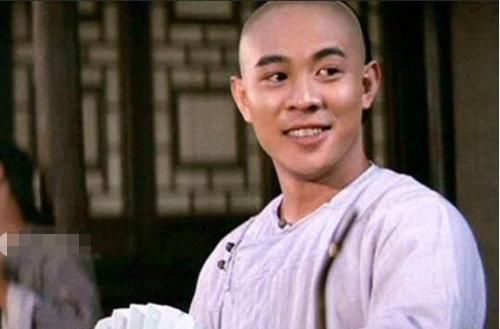 李连杰三女儿7岁为刘德华伴舞，8岁陪成龙走红毯，如今成这样