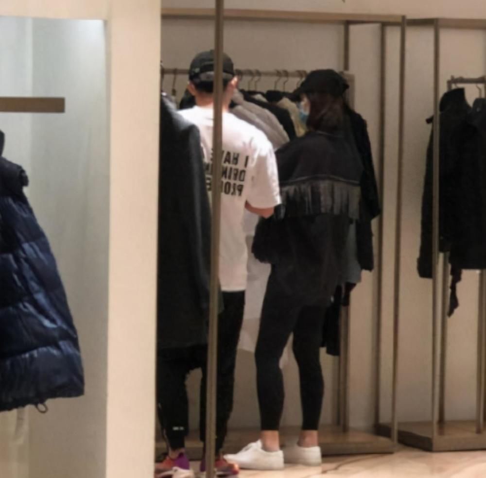郑恺深夜与友人聚餐，拒绝美女搭车，婚后化身女性绝缘体