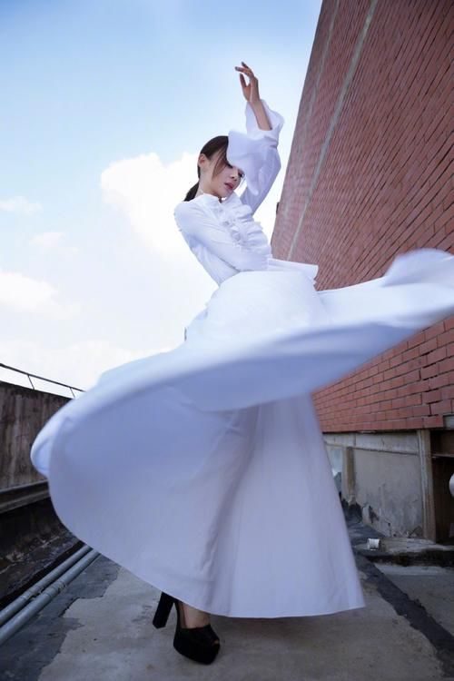 袁姗姗一袭白裙飘飘，在废弃楼顶大秀舞姿，轻舞飞扬的样子好迷人