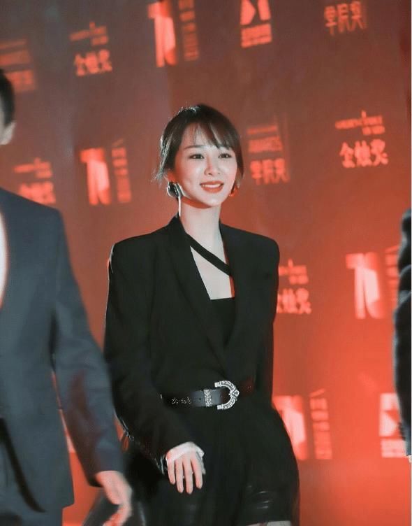 杨幂、关晓彤、杨紫等齐亮相，全为一件事！黑衣造型一个比一个美