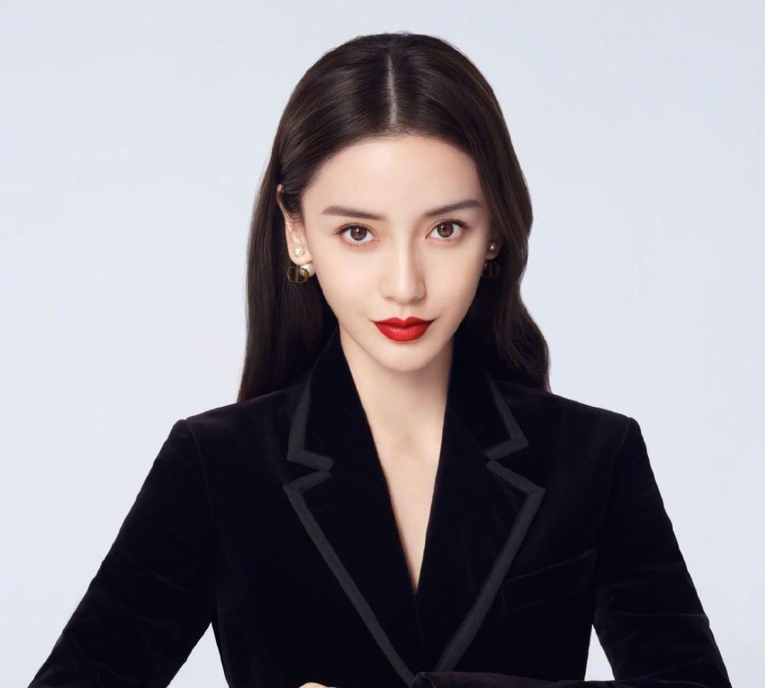 一张有趣的照片：第一眼是金晨，打开是baby