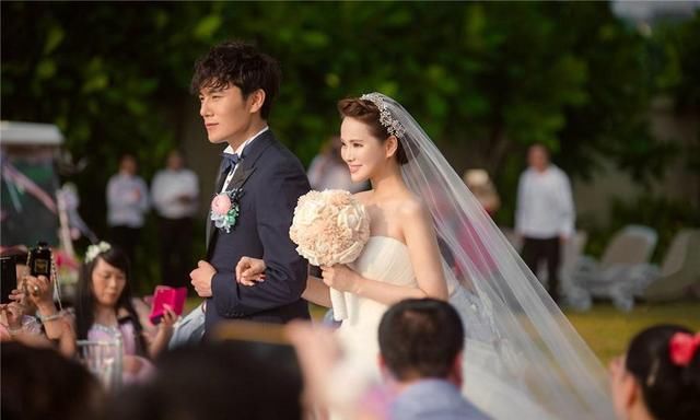 52岁的伊能静，经历失败婚姻后，跟年轻老公过成了人人羡慕的样子