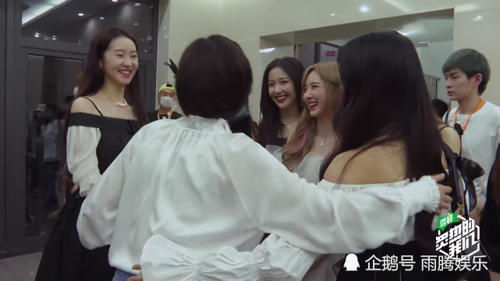 首先是亲密无间,很明显刘些宁和张艺凡她们对孟美岐是非常熟悉.