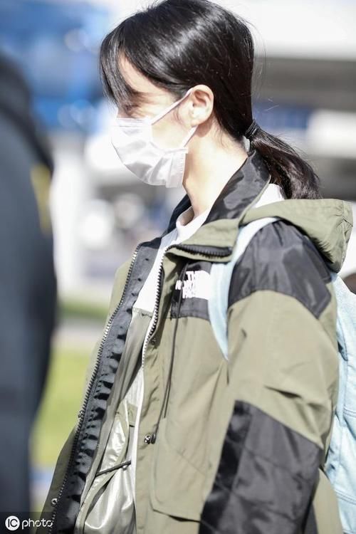 孙莉素颜现身机场，牛奶肌皮肤好的气人，哪像生过三个孩子了