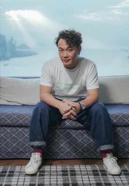 陈奕迅称已经很久没收入了，网友：是还剩一点几个亿吗？