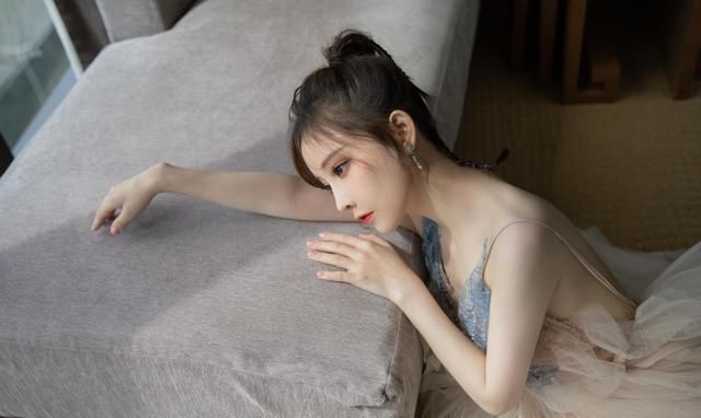 小个子女神冯提莫，这颜值太耐看了,拿奖拿到手软的实力唱将