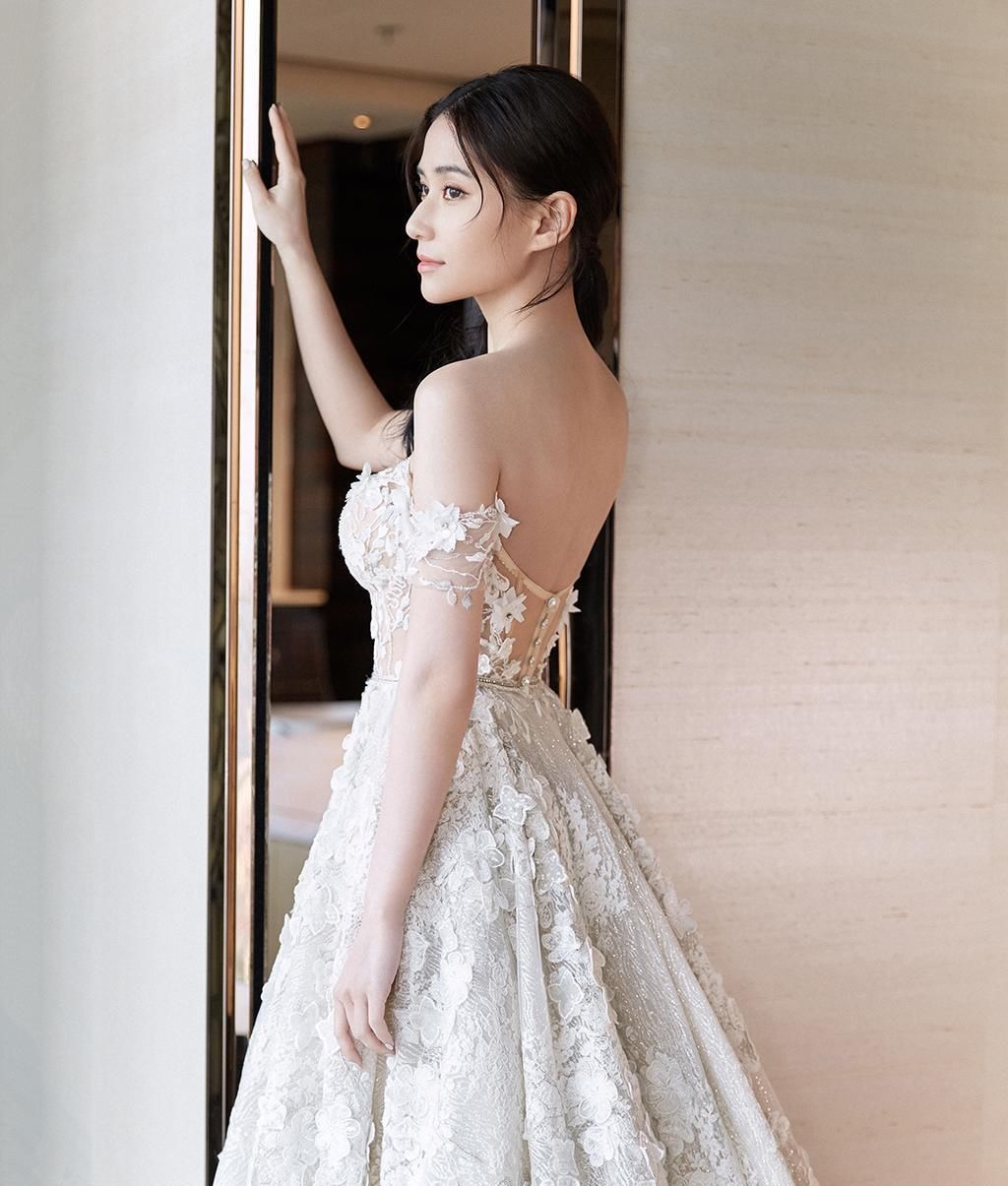 窦骁携何超莲甜蜜亮相，女友穿白色蕾丝抹胸裙，真的太美了