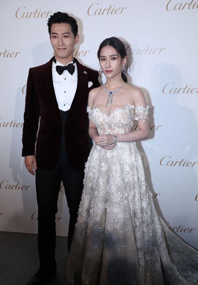 何超莲才是真名媛，跟窦骁合体现身，无论气质颜值都不输女明星！