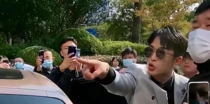 结婚聘请半个娱乐圈助阵,个人捐款1.5亿,辛巴到底什么来头