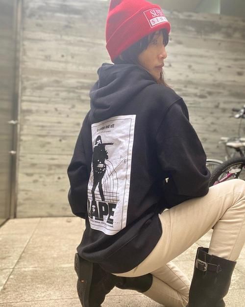 50岁工藤静香针织帽搭卫衣，手插兜单膝跪地帅气；木村光希剪刘海像姐姐