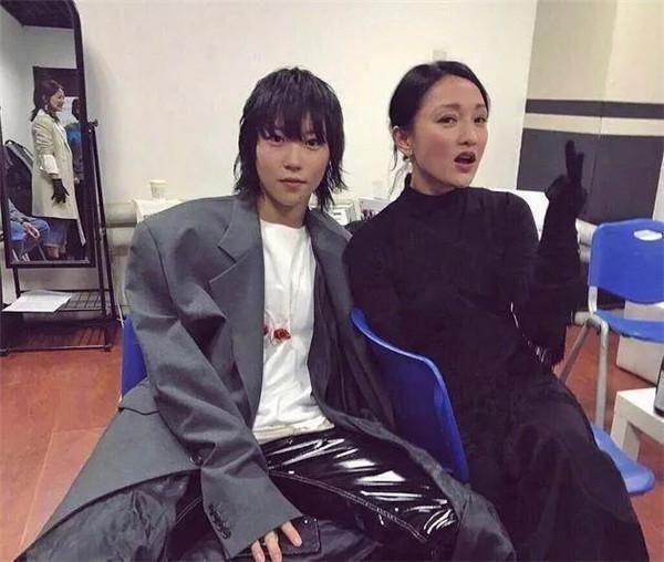 继光头发型之后,窦靖童又以另类发型亮相,还是天后家的闺女吗?